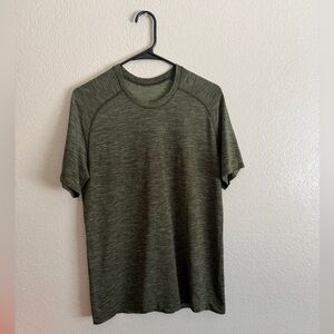 Lululemon men’s green metal vent tech short sleeve shirt size M